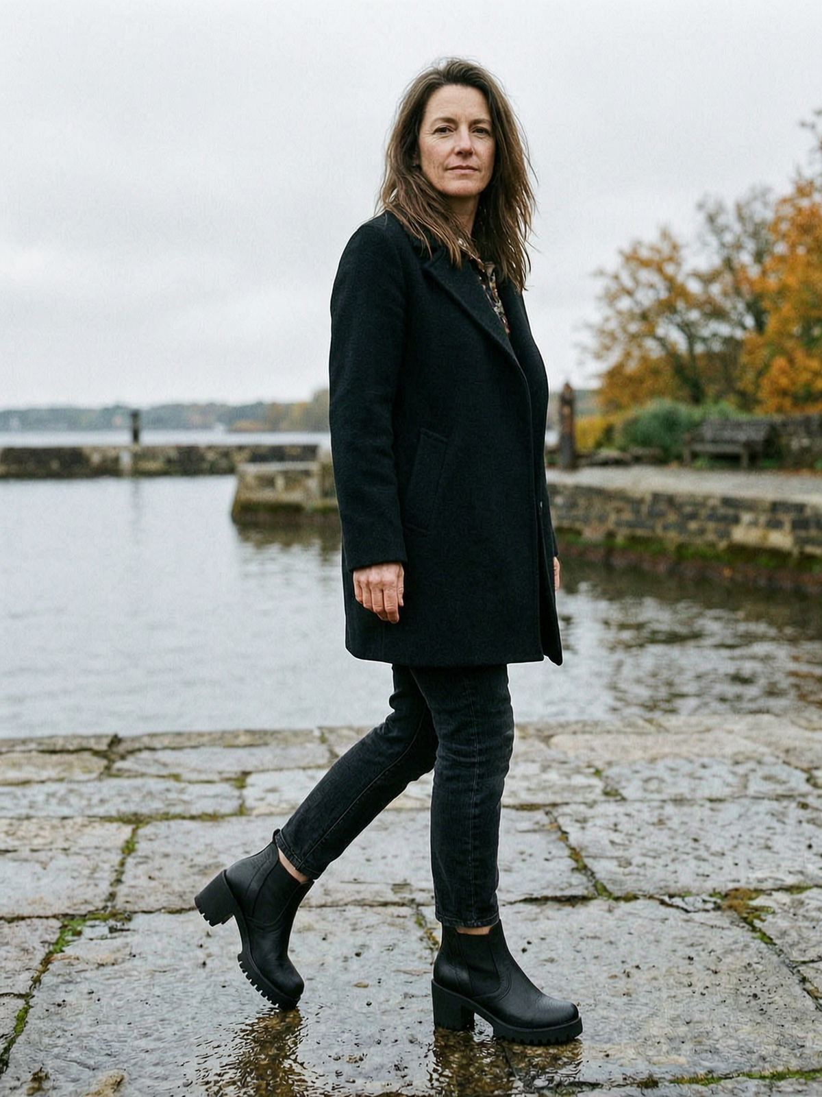Women's Chunky-Heel Lug-Sole Chelsea Boots — Statement Ankle Boots - Black