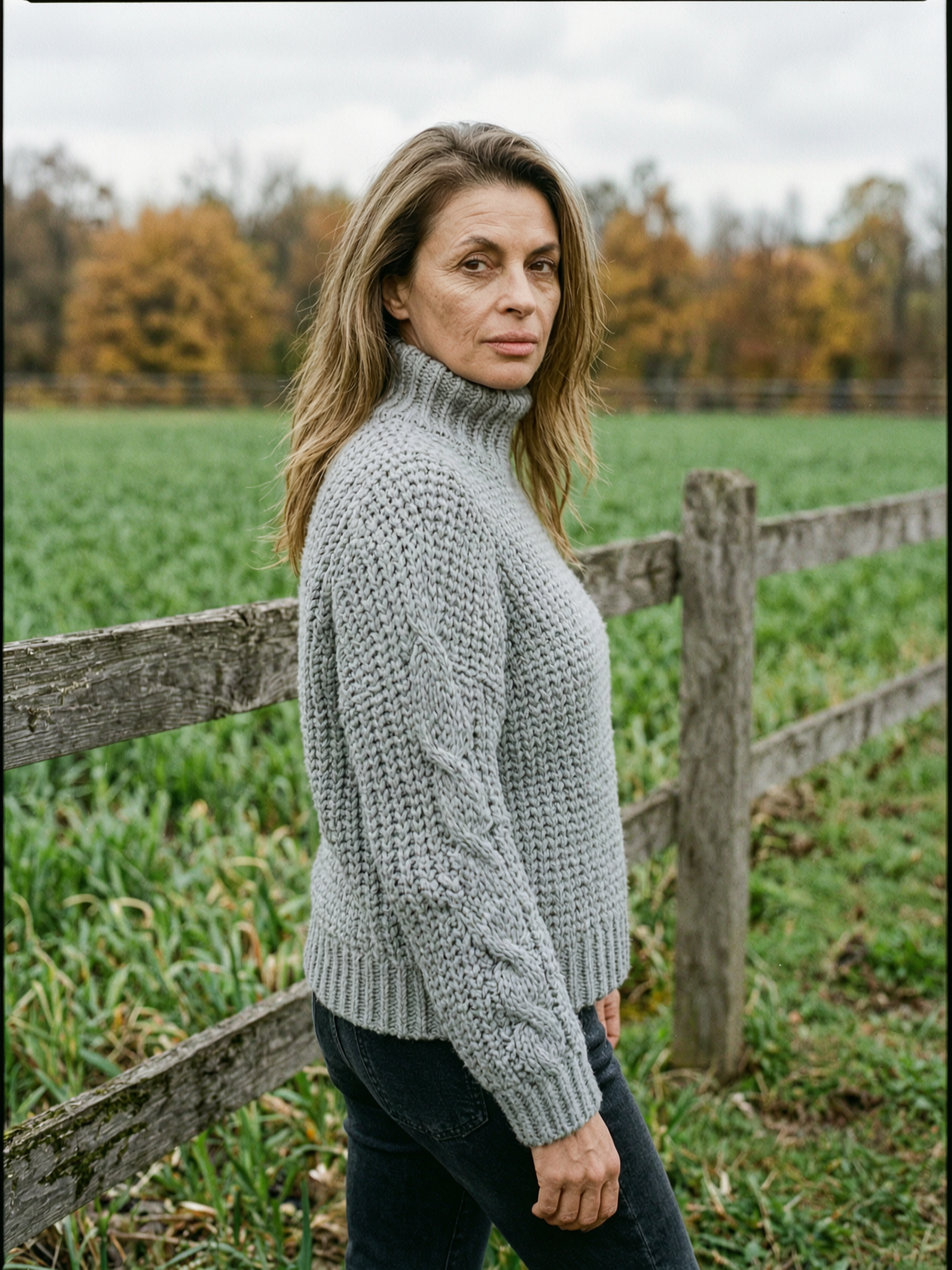 Women's Chunky Cable-Knit Turtleneck Jumper — Cosy Roll-Neck Sweater - Light Gray